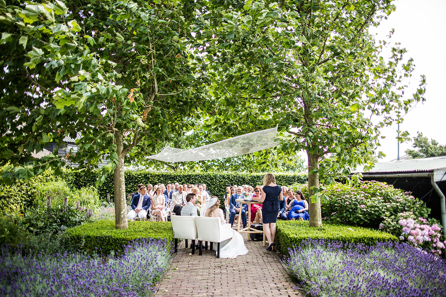 Buiten trouwen in de tuin van Villa Oldenhoff in Abcoude