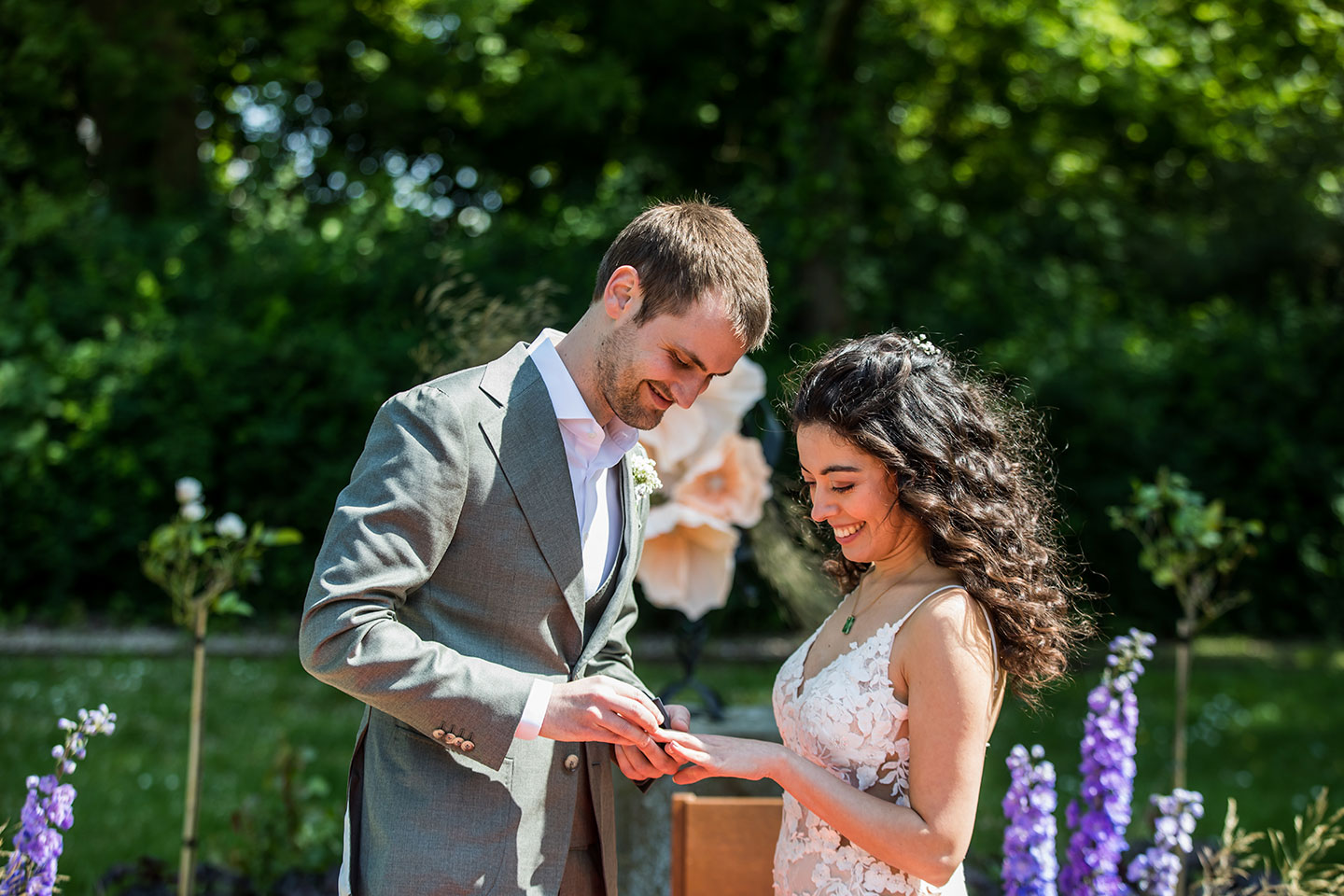 Bruidegom schuift trouwringen aan de vinger van zijn bruid tijdens een bruiloft in Utrecht