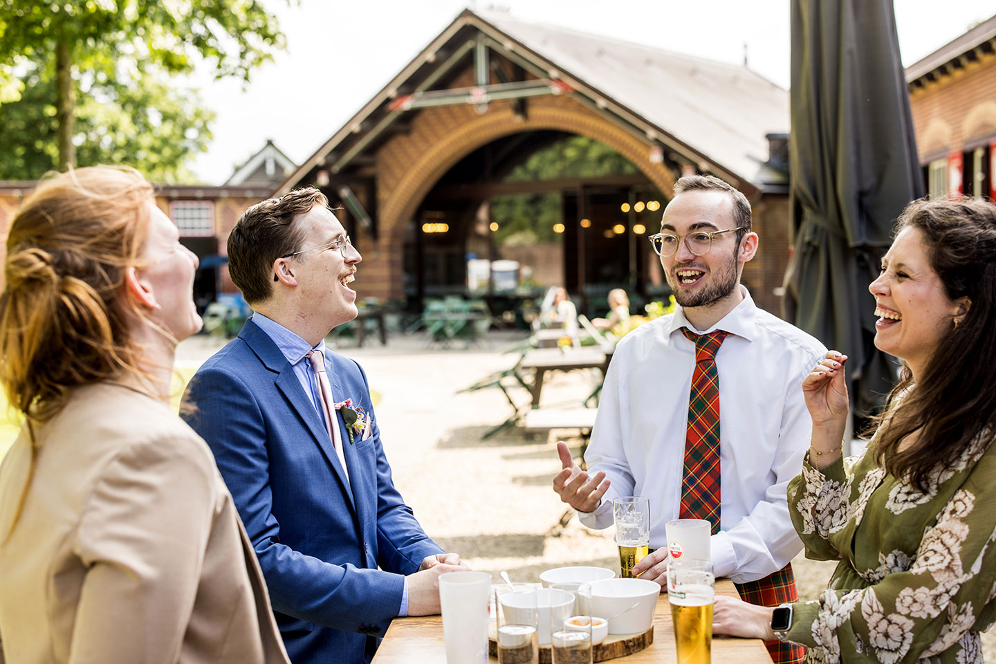 Gasten tijdens een bruiloft bij Kasteel de Haar