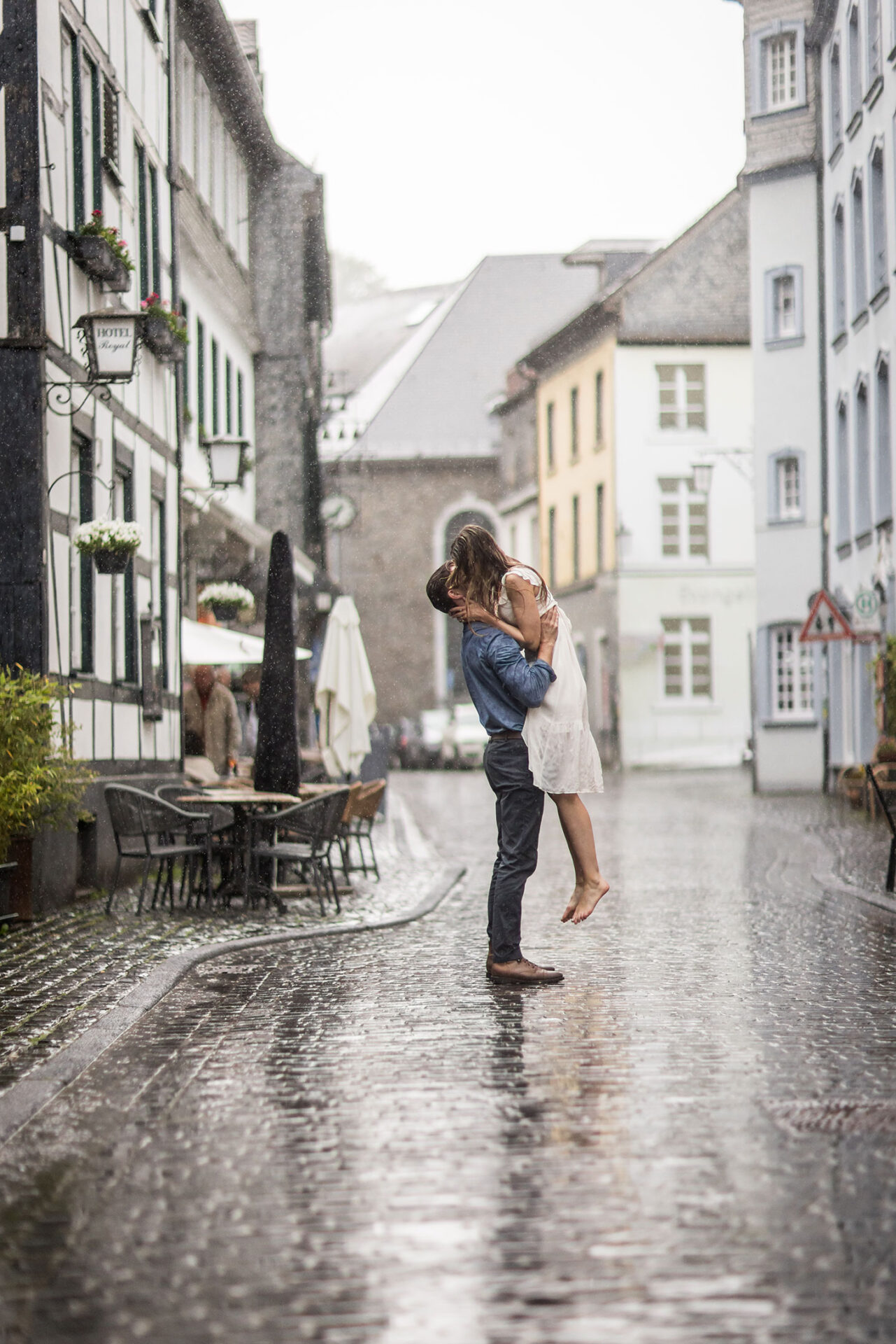 Romantic engagement shoot in Monschau, Germany in the rain